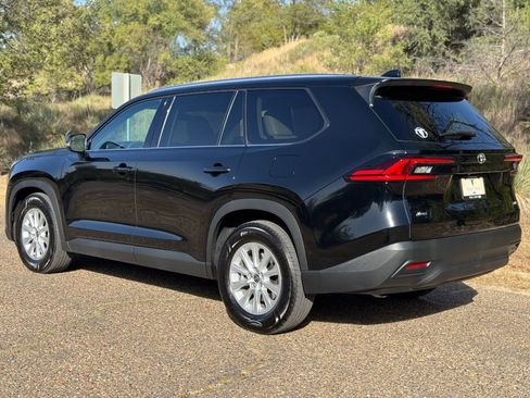 Used 2025 Toyota Grand Highlander AWD image 8