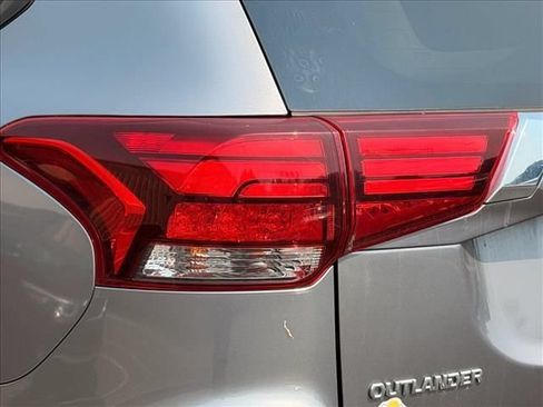 Used 2020 Mitsubishi Outlander SE AWD/4WD image 19