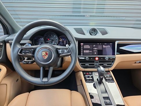 Certified 2026 Porsche Macan AWD/4WD image 8