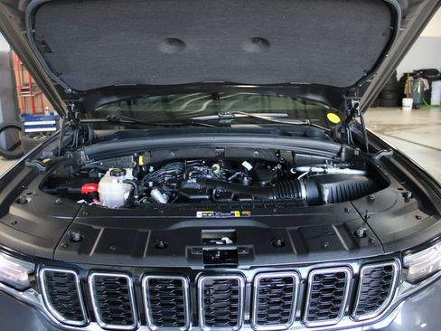 Used 2022 Jeep Grand Cherokee L Limited AWD/4WD image 8