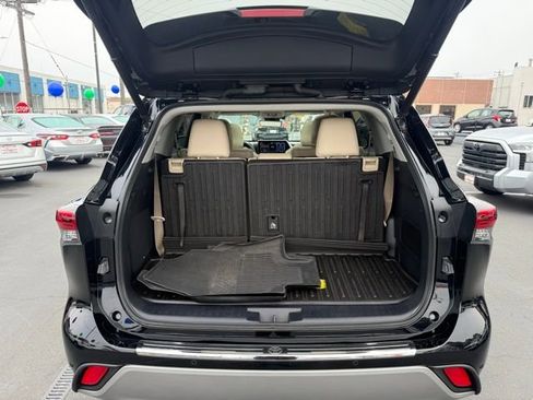 Used 2021 Toyota Highlander Platinum image 11