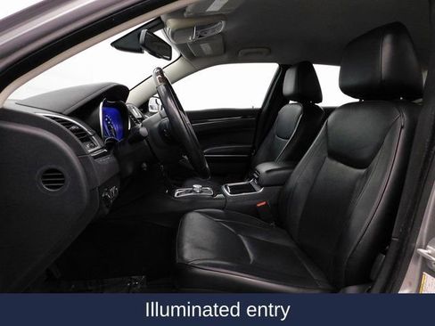 Used 2018 Chrysler 300 Limited image 22