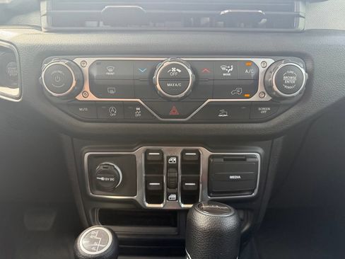 Certified 2025 Jeep Gladiator Sport AWD/4WD image 18