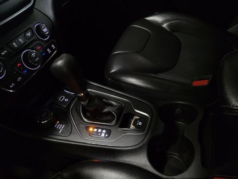 Used 2019 Jeep Cherokee Latitude Plus w/ Comfort/Convenience Group image 26