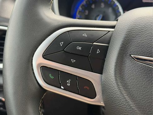 Used 2025 Chrysler Pacifica Select FWD image 9