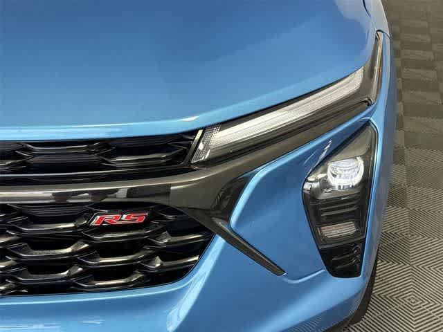 Used 2025 Chevrolet Trax RS w/ Sunroof Package FWD image 9