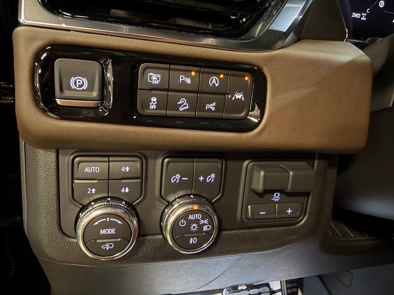 Used 2026 GMC Yukon Denali Ultimate w/ LPO, Floor Liner Package AWD/4WD image 16