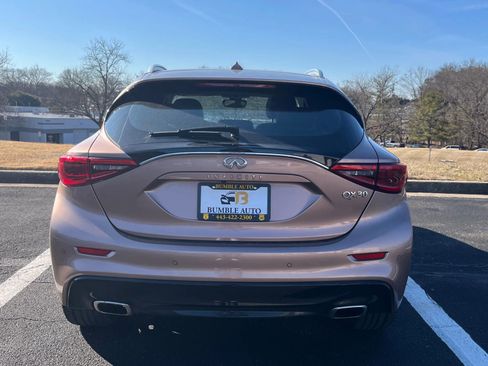 Used 2017 INFINITI QX30 Premium w/ Navigation Package image 13