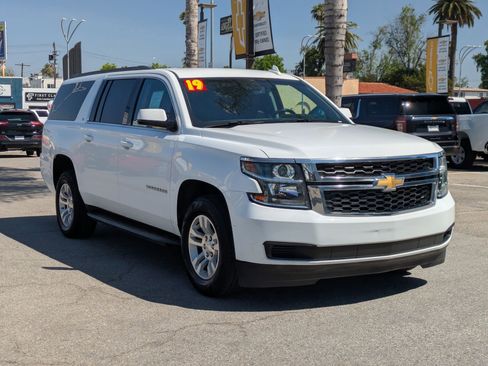 Used 2019 Chevrolet Suburban LT image 3