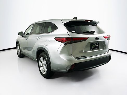 Used 2023 Toyota Highlander LE image 5