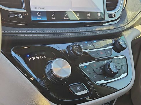 Used 2024 Chrysler Pacifica Touring-L image 21