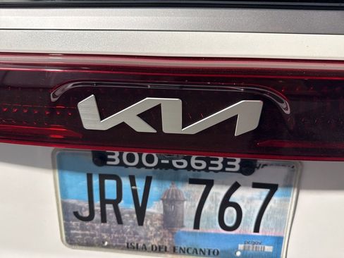 Used 2022 Kia Carnival LX image 18