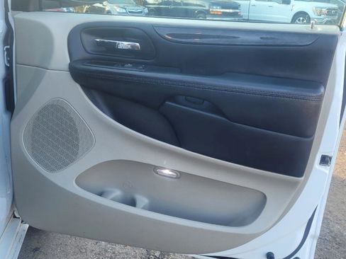 Used 2018 Dodge Grand Caravan SE w/ UConnect Hands-Free Group image 20