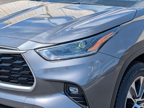 Used 2021 Toyota Highlander XLE AWD/4WD image 16