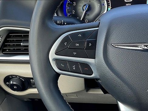 Used 2024 Chrysler Pacifica Touring-L image 18