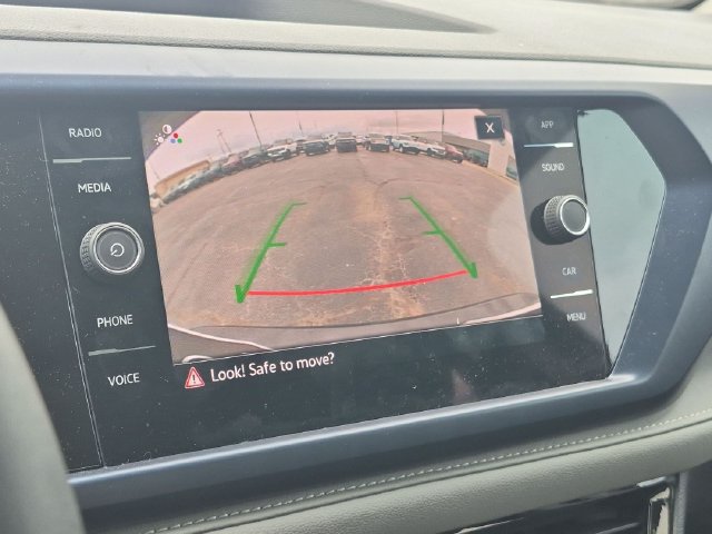 Used 2024 Volkswagen Taos SE w/ Panoramic Sunroof Package FWD image 26