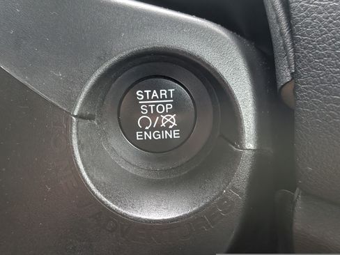 Used 2021 Jeep Renegade Latitude FWD image 10