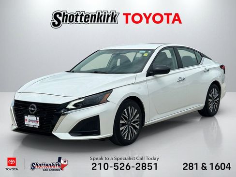 Used 2025 Nissan Altima 2.5 SV FWD image 1