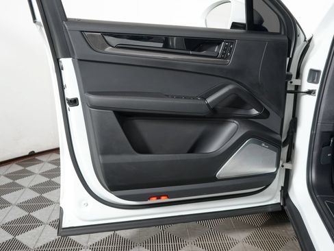 Certified 2025 Porsche Cayenne GTS AWD/4WD image 17