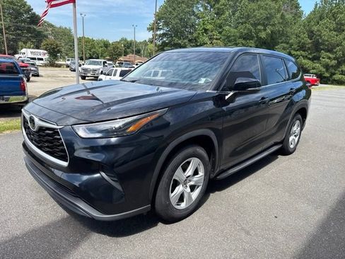 Used 2023 Toyota Highlander L FWD image 3