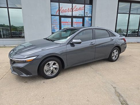 Used 2025 Hyundai Elantra SE FWD image 4