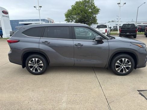 Used 2023 Toyota Highlander XLE AWD/4WD image 3