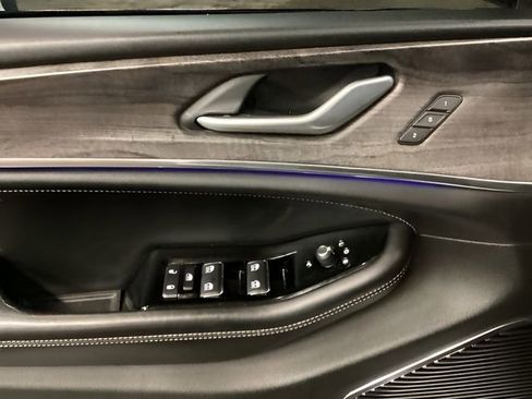 Used 2023 Jeep Grand Cherokee Overland image 18