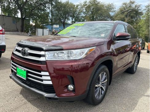 Used 2018 Toyota Highlander XLE AWD/4WD image 3