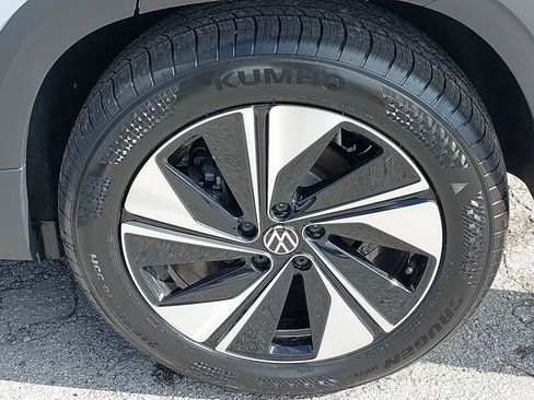 New 2026 Volkswagen Taos SE image 30