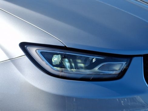 Used 2023 Chrysler Pacifica Touring FWD image 9