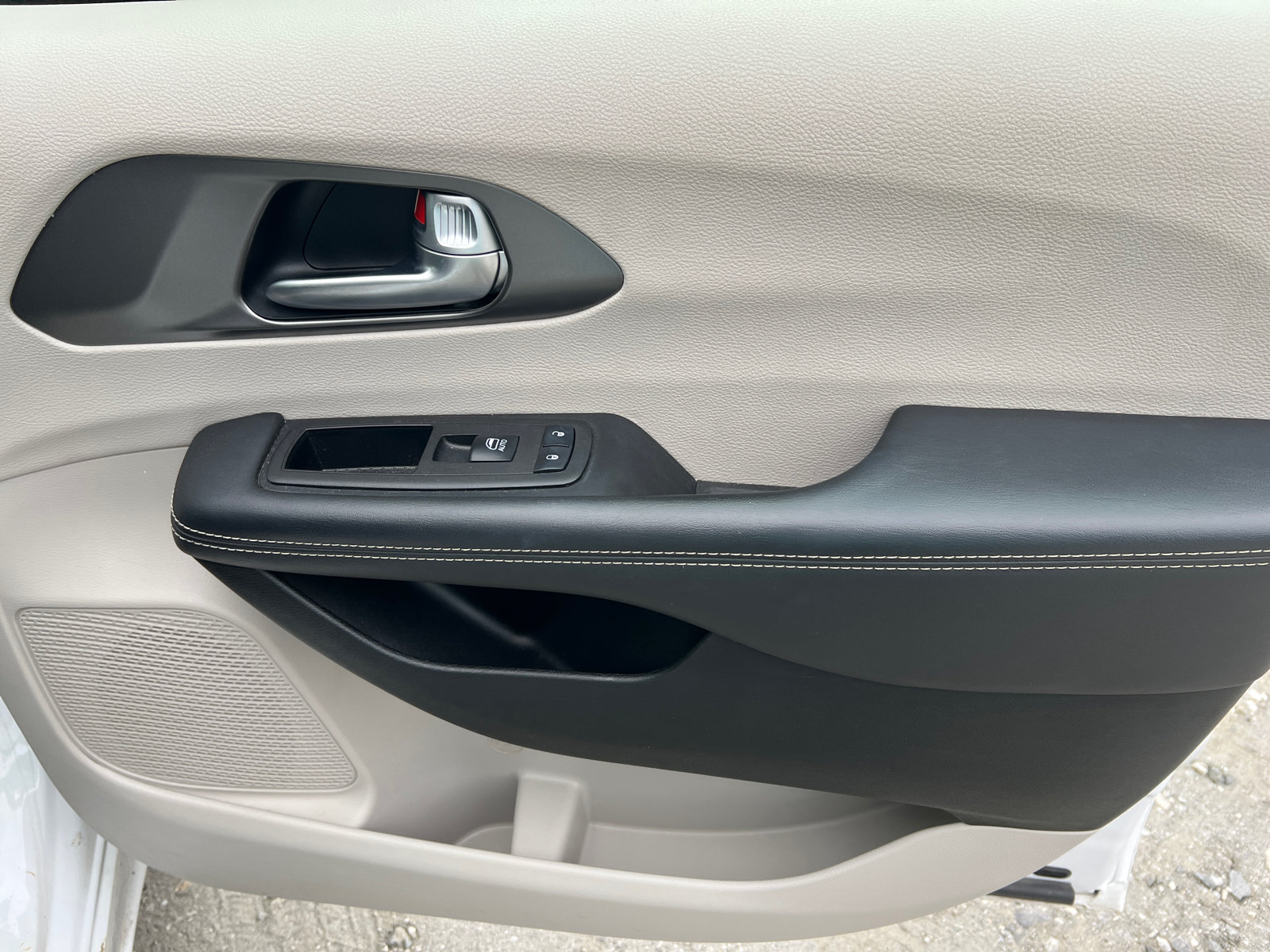 Used 2024 Chrysler Pacifica Touring-L FWD image 17