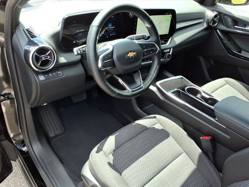 Used 2025 Chevrolet Equinox LT AWD/4WD image 3