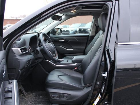 Certified 2023 Toyota Highlander XLE image 12