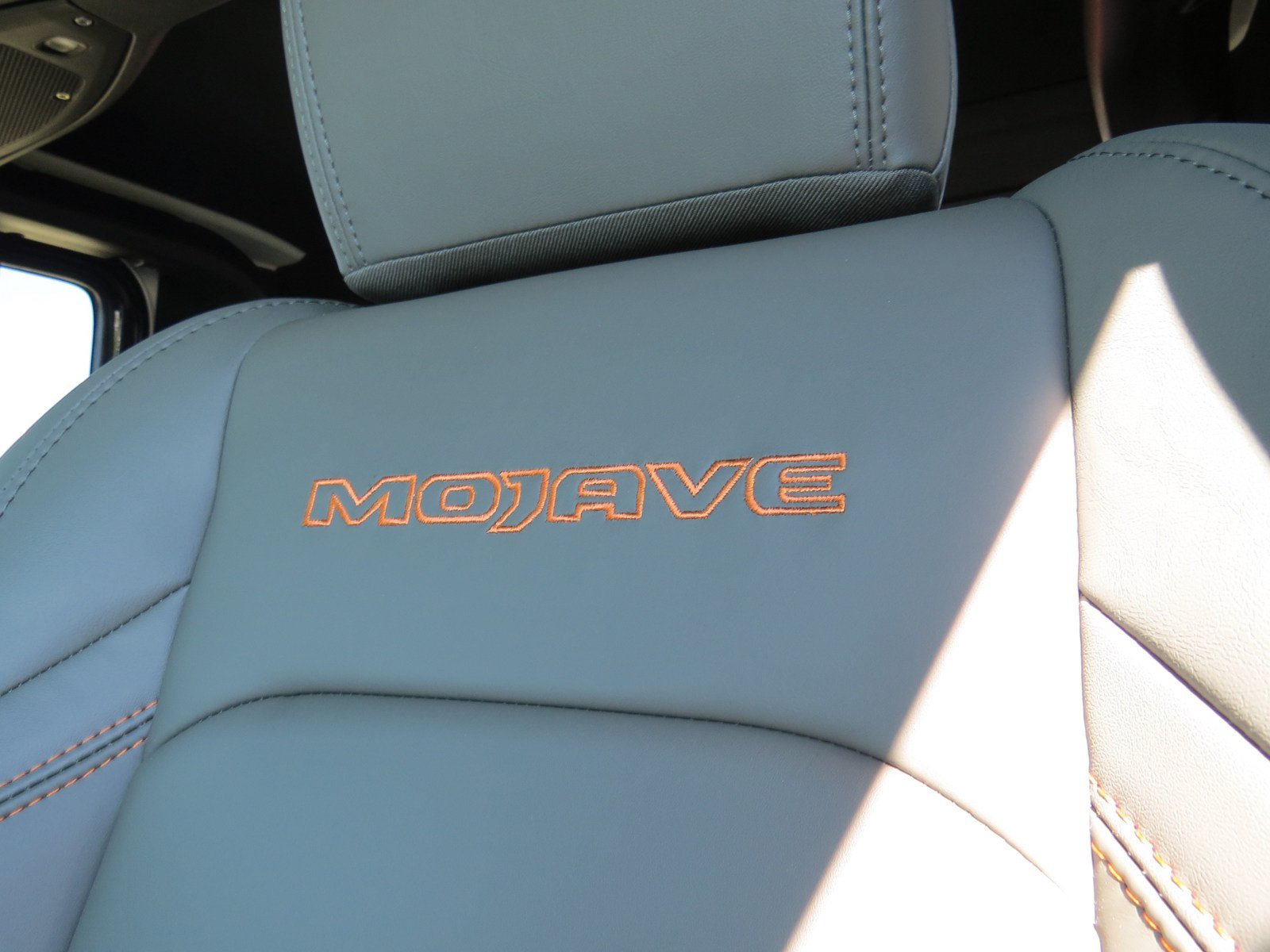 Used 2025 Jeep Gladiator Mojave AWD/4WD image 14