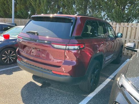 Used 2023 Jeep Grand Cherokee Altitude image 6