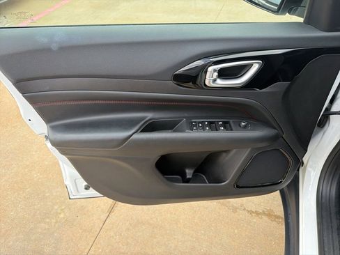 Used 2025 Jeep Compass Trailhawk AWD/4WD image 13