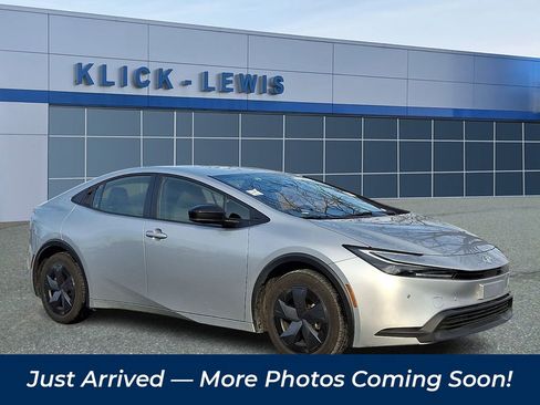 Used 2024 Toyota Prius LE image 1