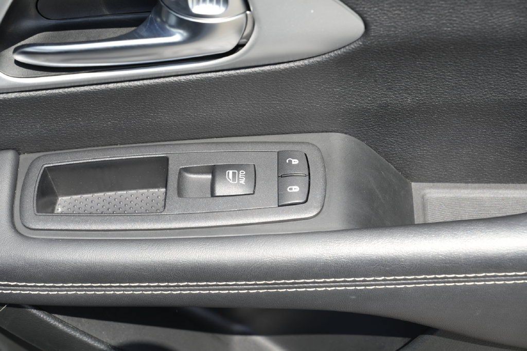 Used 2025 Chrysler Pacifica Limited FWD image 34