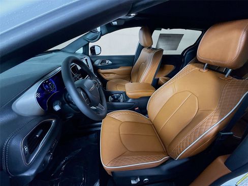 New 2026 Chrysler Pacifica Pinnacle w/ Trailer Tow Group image 17