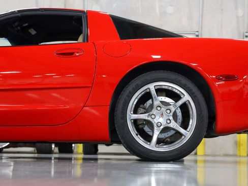 Used 2004 Chevrolet Corvette Coupe w/ Roof Package RWD image 17