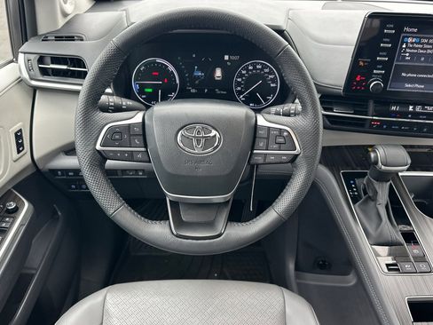 Used 2024 Toyota Sienna Limited image 14