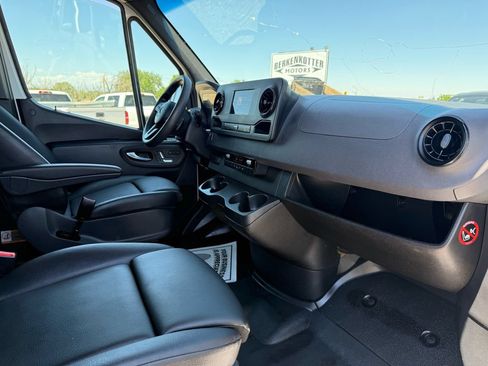Used 2019 Mercedes-Benz Sprinter 2500 image 16
