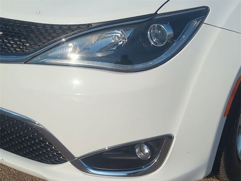 Used 2020 Chrysler Pacifica Touring-L Plus w/ Tire & Wheel Group image 9