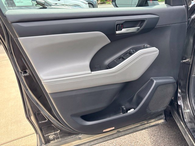 Used 2021 Toyota Highlander XLE AWD/4WD image 11