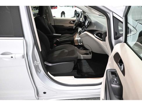 Used 2024 Chrysler Voyager LX FWD image 15