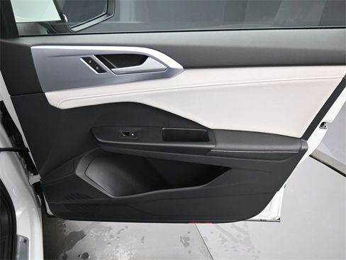 Certified 2025 Volkswagen Taos SE w/ Panoramic Sunroof Package image 34