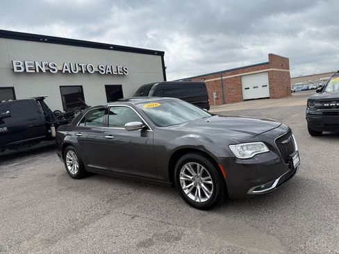 Used 2016 Chrysler 300 C image 4