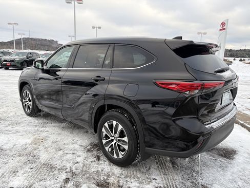 Certified 2022 Toyota Highlander XLE image 3