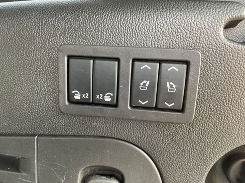 Used 2018 Cadillac Escalade ESV Luxury image 18