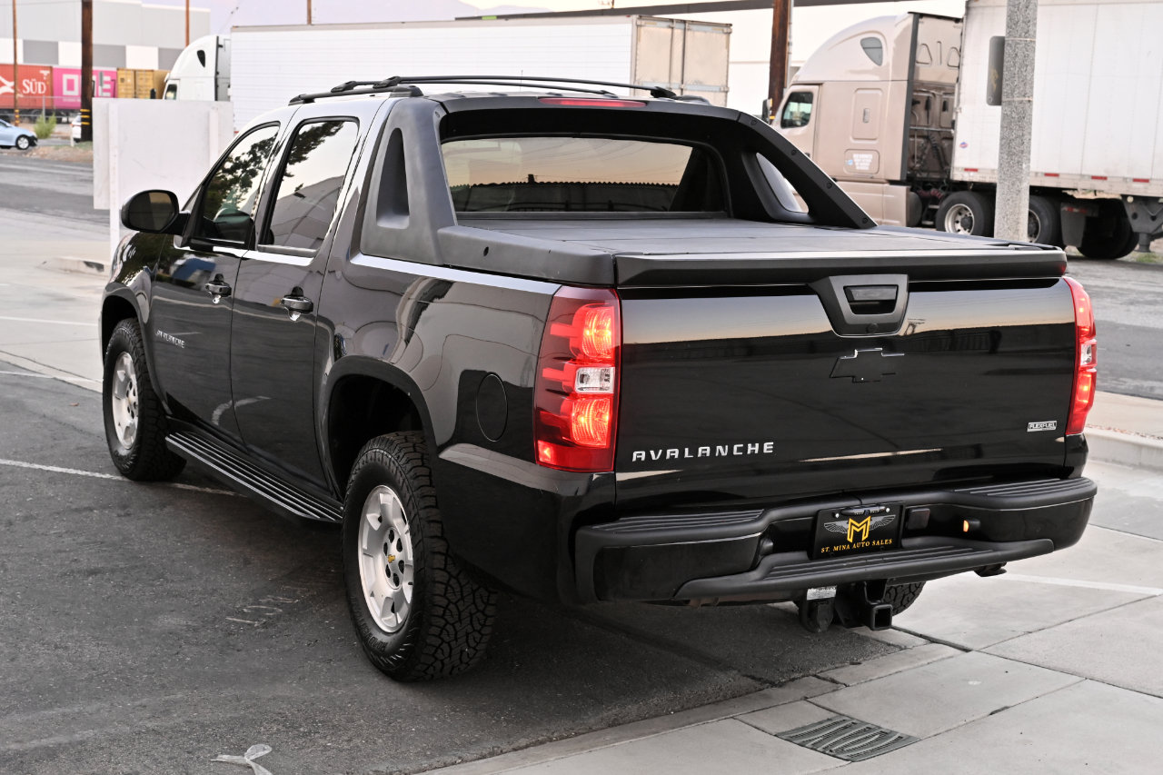 Used 2011 Chevrolet Avalanche LS RWD image 4